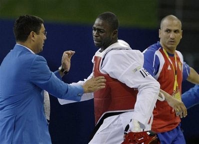 “Tung cước” vào mặt trọng tài vì bị xử thua - 8 “Tung cước” vào mặt trọng tài vì bị xử thua - 8