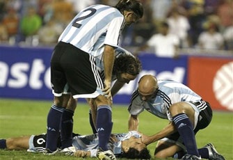  Bộ đôi Barca giúp Argentina giành chiến thắng - 2