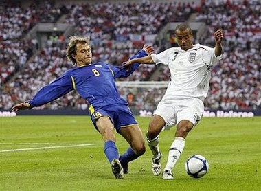 Capello tức giận khi Ashley Cole bị CĐV nhà la ó - 1 Capello tức giận khi Ashley Cole bị CĐV nhà la ó - 1