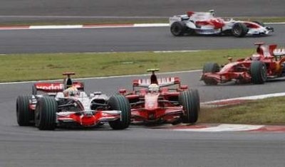 Alonso lập cú đúp, Massa cùng Hamilton “chết” vì án phạt - 2