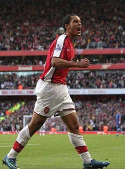 MU và Arsenal cùng vững ngôi đầu? - 2 MU và Arsenal cùng vững ngôi đầu? - 2