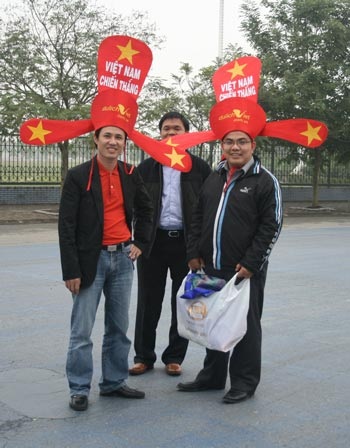 Rộn ràng sắc đỏ Mỹ Đình trước giờ G - 5 Rộn ràng sắc đỏ Mỹ Đình trước giờ G - 5
