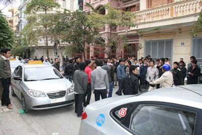 Hàng trăm lái xe taxi Dầu khí đình công - 2 Hàng trăm lái xe taxi Dầu khí đình công - 2