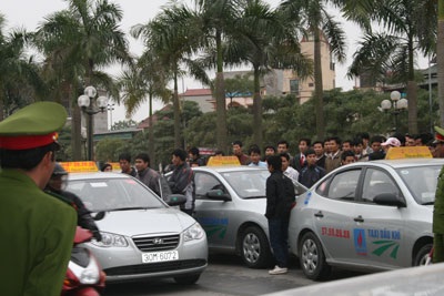 Hàng trăm lái xe taxi Dầu khí đình công - 1 Hàng trăm lái xe taxi Dầu khí đình công - 1