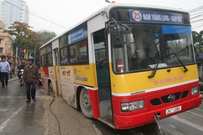 Vất vả “giải cứu” xe buýt sụt hố ga - 2 Vất vả “giải cứu” xe buýt sụt hố ga - 2