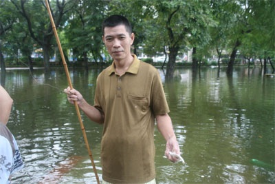 Mưa lũ tranh thủ... đi câu - 4