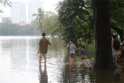 Mưa lũ tranh thủ... đi câu - 1