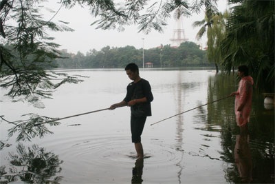 Mưa lũ tranh thủ... đi câu - 2