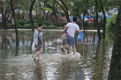 Mưa lũ tranh thủ... đi câu - 8
