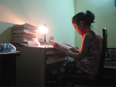 Cô bé mắc căn bệnh “lạ” - 2 Cô bé mắc căn bệnh “lạ” - 2