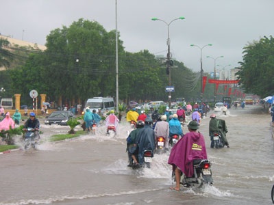 Giao thông hỗn loạn, công sở vắng bóng - 2 Giao thông hỗn loạn, công sở vắng bóng - 2