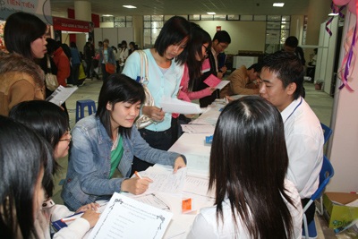 Sinh viên Ngoại thương HN duyên dáng với trang phục công sở - 1 Sinh viên Ngoại thương HN duyên dáng với trang phục công sở - 1