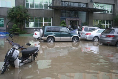 Tiền tỷ “chôn” dưới nước - 1