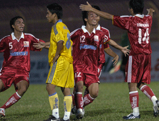 Khánh Hòa mất điểm, CLB TP.HCM “đại náo” Quy Nhơn - 1