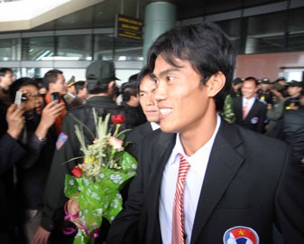 ĐT Việt Nam trở về trong cờ hoa rực rỡ - 1