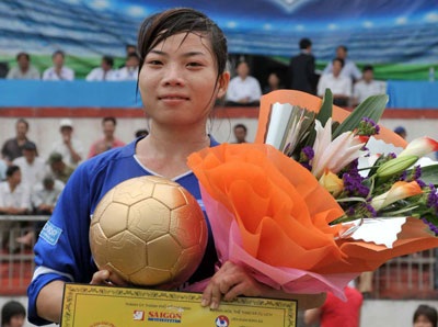 Kim Hồng nhận giải thưởng Quả bóng đồng 2008 - 1