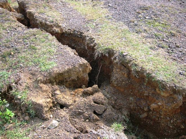 Núi nứt đe dọa cuộc sống hàng chục hộ dân - 1