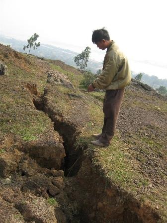 Núi nứt đe dọa cuộc sống hàng chục hộ dân - 2
