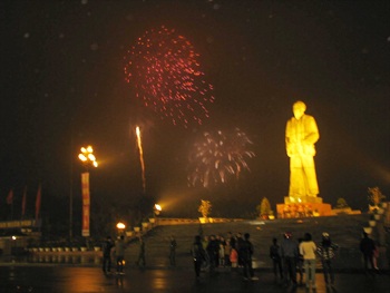 Khoảnh khắc đêm giao thừa thành Vinh - 3