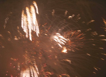 Khoảnh khắc đêm giao thừa thành Vinh - 4