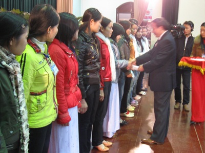 Trao hơn 400 suất học bổng Doãn Tới cho học sinh, sinh viên - 1