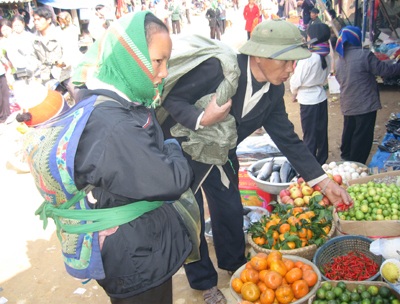Đầu năm “xông” chợ biên giới Việt - Lào - 1
