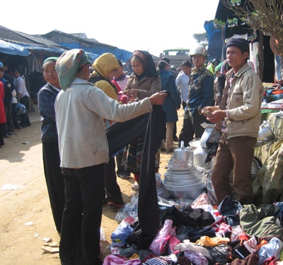 Đầu năm “xông” chợ biên giới Việt - Lào - 6