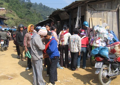 Đầu năm “xông” chợ biên giới Việt - Lào - 2