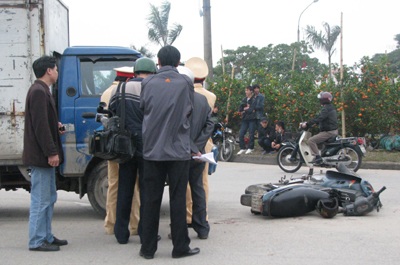 Ô tô đâm xe máy, hai người chết và bị thương - 1