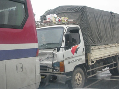 Xe tải “hôn” xe ca, 40 hành khách hoảng loạn - 1