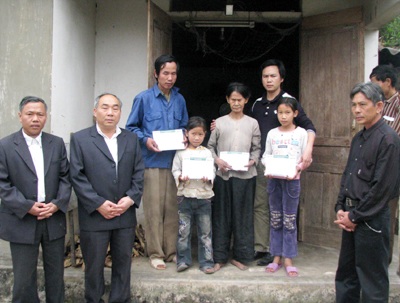 Quà năm mới đến với bé gái 10 tuổi nuôi 5 miệng ăn - 1