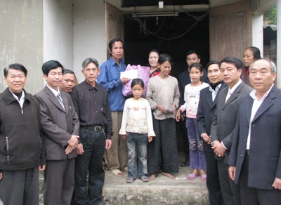 Quà năm mới đến với bé gái 10 tuổi nuôi 5 miệng ăn - 2