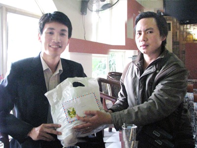 Quà năm mới đến với bé gái 10 tuổi nuôi 5 miệng ăn - 4