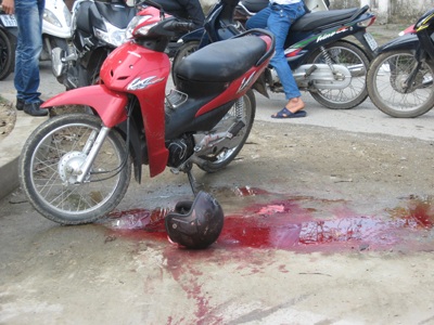 Bị đâm chết khi đang ngồi tâm sự với bạn gái - 1 Bị đâm chết khi đang ngồi tâm sự với bạn gái - 1