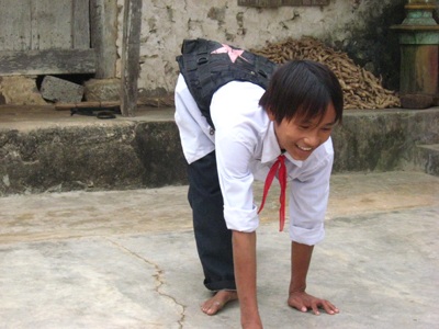 9 năm trời đến trường trên đôi tay - 1 9 năm trời đến trường trên đôi tay - 1