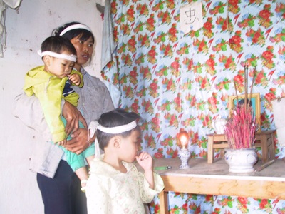 Người đàn bà goá bụa và số phận 2 đứa con thơ - 1 Người đàn bà goá bụa và số phận 2 đứa con thơ - 1