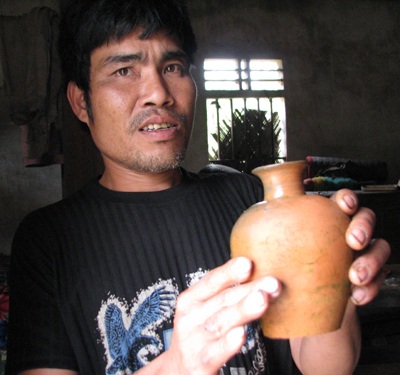 Đào ao, phát hiện bình gốm và kiếm cổ - 1