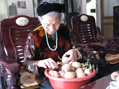 Cụ bà 80 tuổi leo cây “nhanh như sóc” - 8 Cụ bà 80 tuổi leo cây “nhanh như sóc” - 8