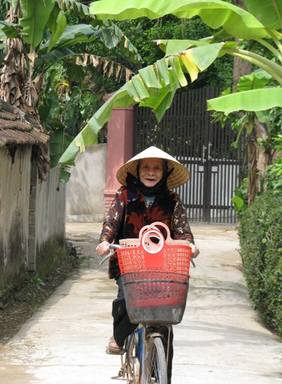 Cụ bà 80 tuổi leo cây “nhanh như sóc” - 1 Cụ bà 80 tuổi leo cây “nhanh như sóc” - 1