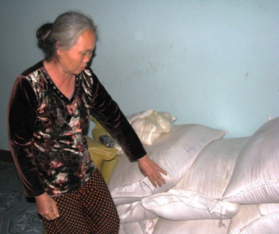 “Quan” xã “mượn” gạo cứu đói của dân để trả nợ - 2