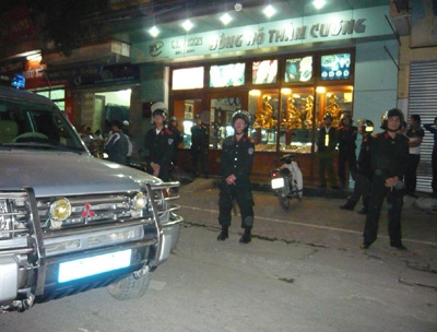 “Xúm đông xúm đỏ” xem công an phá tụ điểm lô đề  - 1