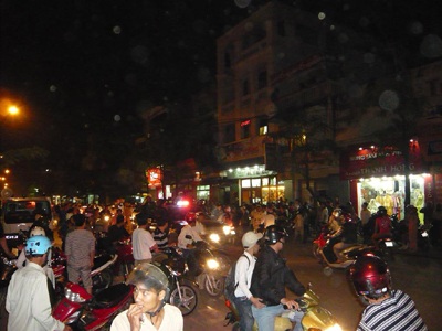 “Xúm đông xúm đỏ” xem công an phá tụ điểm lô đề  - 2