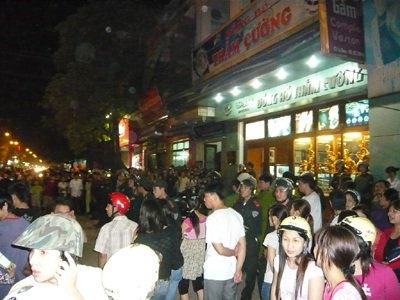 “Xúm đông xúm đỏ” xem công an phá tụ điểm lô đề  - 6