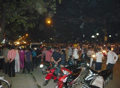 “Xúm đông xúm đỏ” xem công an phá tụ điểm lô đề  - 3