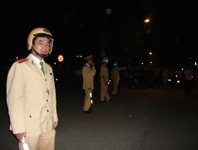 “Xúm đông xúm đỏ” xem công an phá tụ điểm lô đề  - 5