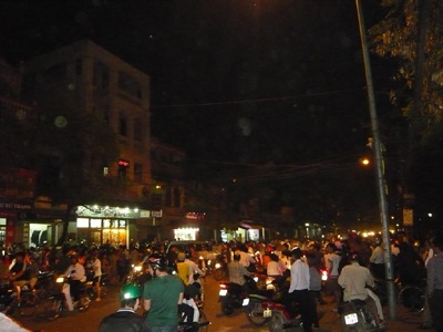 “Xúm đông xúm đỏ” xem công an phá tụ điểm lô đề  - 4