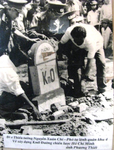 Con đường huyền thoại và di tích Km số 0  - 1