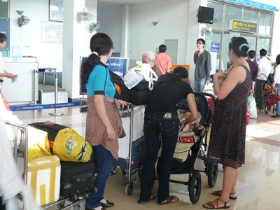 Máy bay hủy chuyến, sân bay náo loạn - 2