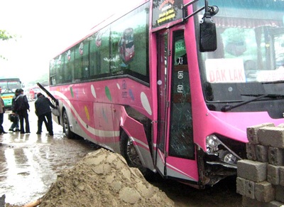 Xe khách đâm gãy lan can cầu, 70 hành khách hút chết - 1