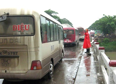 Xe khách đâm gãy lan can cầu, 70 hành khách hút chết - 3